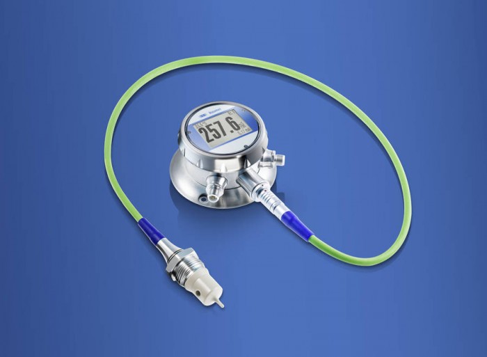 The new CombiLyz version AFI5 includes the inductive sensing element and the transmitter with integrated CombiView display. These two components can be installed separately from each other.Photo by Baumer Group International Sales