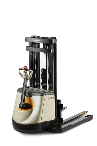 Crown SX 3000-40 walkie straddle stacker