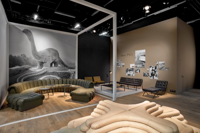 Projekttriangle developed a versatile room-in-room concept based on reduced cubes for de Sede to present at fairs.Photo by Martin Grothmaak