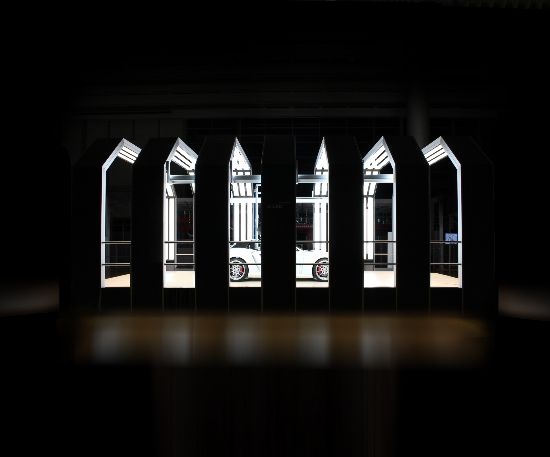  Improved ergonomics and excellent lighting conditions make for greater inspection efficiency. Furthermore, the glass surfaces of the LEDs are quick and easy to clean.Photo by EISENMANN Anlagenbau GmbH & Co.KG