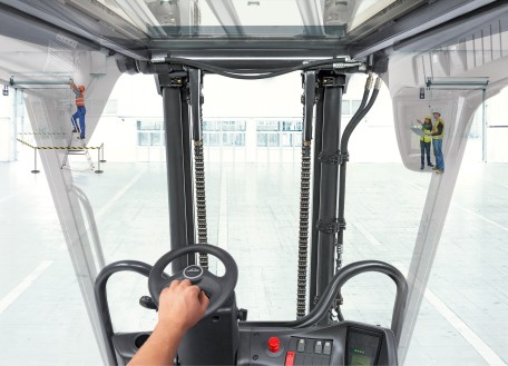 A better view means increased safety during forklift operation. Thanks to the removal of the A-pillar in the new Linde Roadster, the driver can see areas which would otherwise remain hidden behind steel profiles.Photo by Linde Material Handling GmbH