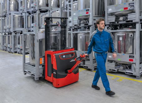 In order to protect the driver against injuries, there should a sufficient distance between the user and the vehicle at all times. In case of the pallet stackers Linde L14 to L20, this is ensured by the “Safety Speed” function which reduces the driving speed at small tilt angles of the tiller. Photo by Linde Material Handling GmbH
