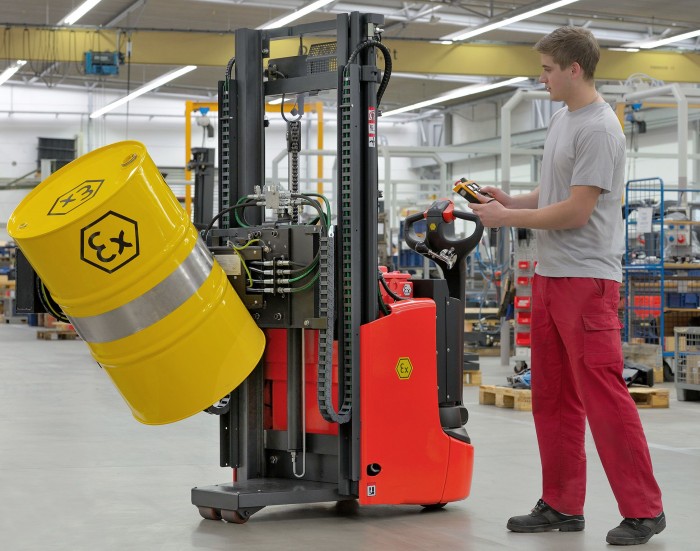 Thanks to the drum tipper with explosion protection—a customer-specific solution—open drums can be gripped and specific amounts can be filled or metered on a scale. The handling characteristics make it easier to manoeuvre via remote control, which is performed using both hands for safety reasons. Photo by Linde Material Handling GmbH