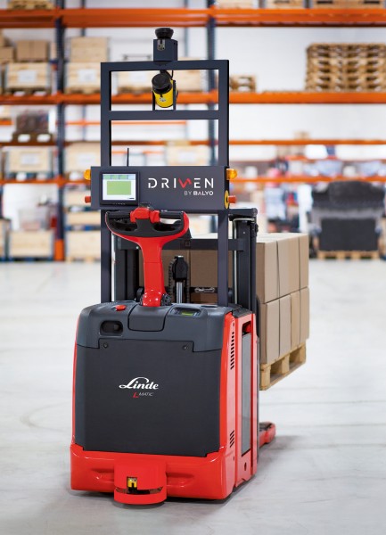 The robot-controlled Linde L-MATIC L HP stacker and Linde P-MATIC tractor are recommended in particular for operators whose load handling processes provide only low added value, are repetitive, involve longer distances and run at least in two shifts. Photo by Linde Material Handling GmbH