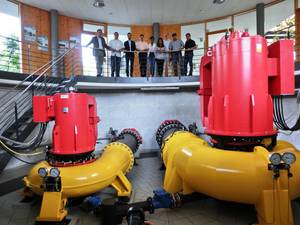 The guests from Central America in the WKV powerhouse during the tour of the CompanyPhoto by Wasserkraft Volk AG
