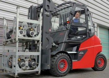 Expanding its range of products: The series Linde E60 to E80 comprises four models with load capacities ranging from six to eight tonnes, as well as one version with a load capacity of eight tonnes and a 900-millimetre centre of gravity and was unveiled for the first time at the "World of Material Handling" customer event held in Mainz, Germany. Photo by  Linde Material Handling GmbH