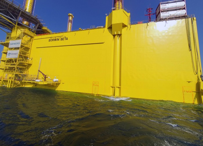 Plattform für Nordsee-Netzanbindung BorWin2 erfolgreich auf See installiert / Offshore platform for BorWin2 North Sea grid connection successfully installed at sea