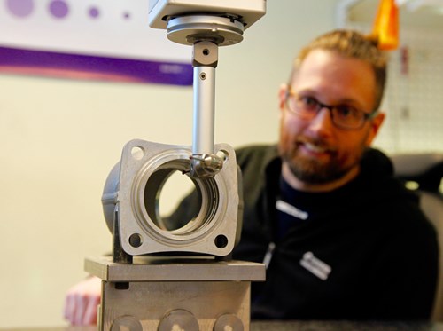 Control measurements of tolerances to an accuracy of six-thousands of a millimetre. Here, the measuring equipment is being operated by Jonas Larsson.Photo by sunfab