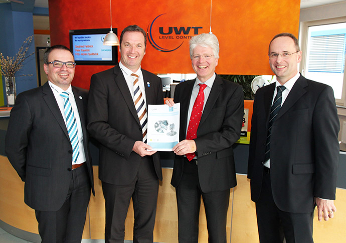 UWT and Siemens – a strong partnership From left Thomas Schäfer, Sales Manager UWT GmbH, Uwe Niekrawietz, Managing Director UWT GmbH, Siegfried Fahböck, Area Sales Manager Bavaria, Peter Kopetzki, Sales Manager Process Instrumentation Bavaria