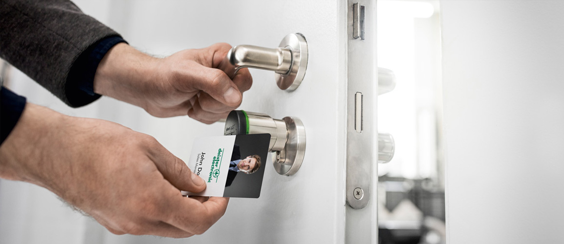 Wall Mount Key Box with Special Feature Blocking Signal for Key FOBS