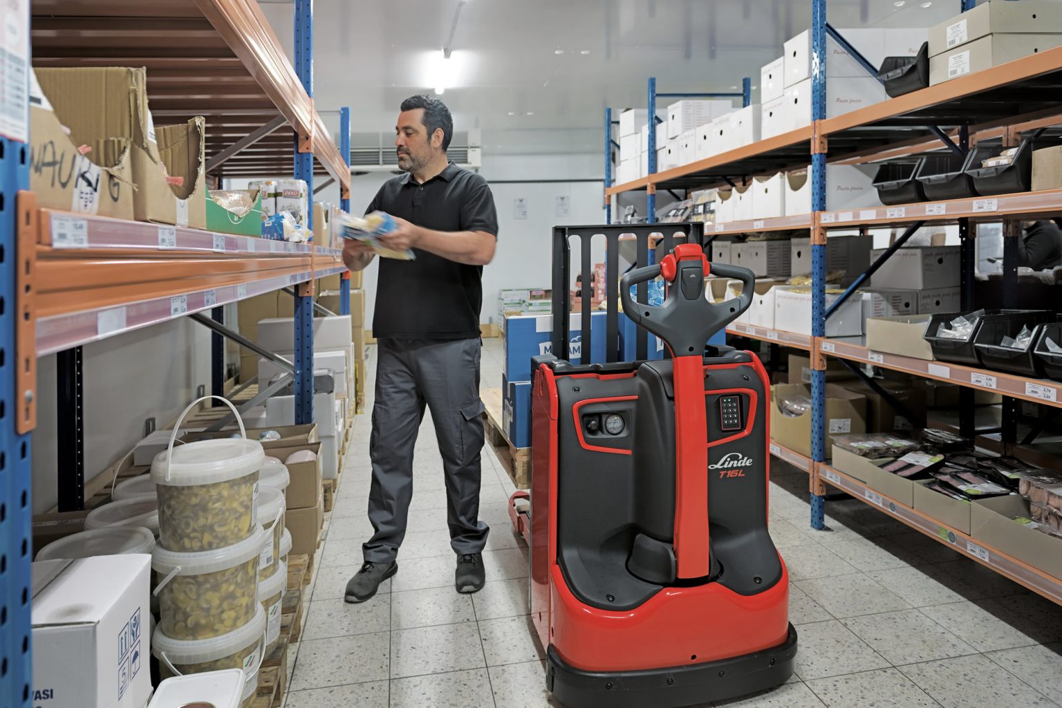 New double stackers and pallet trucks from Linde Material Handling