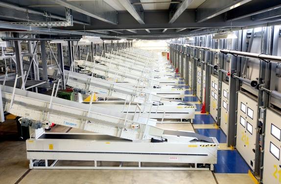 The sorting equipment is designed so that packages leave the building three to seven minutes after entering it.Photo by BEUMER Group GmbH & Co. KG