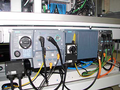 A plug-in POWER-Y distributor box to supply energy to the SIEMENS Sirius devices. Photo by HARTING Technology Group