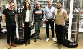 The project team from LLOYD (project manager Stephan Wiegmann, centre), the TORU robots and engineers from Magazino for the implementation.