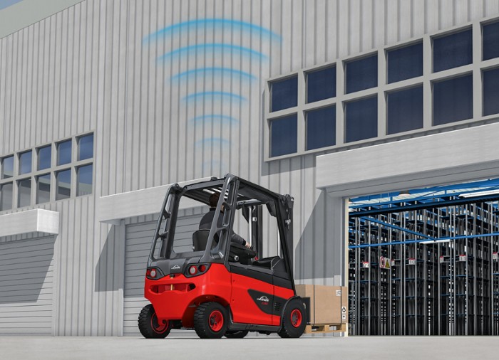 Outdoors forklift drivers quickly accelerate their vehicles to top speed. Upon returning, they should reduce their speed in good time to bring their cargo safely to its destination and to protect all employees in the work environment. Featuring weather-independent radar technology the “Linde SpeedAssist” supports both the drivers and the warehouse and logistics managers in charge of this task.Photo by Linde Material Handling GmbH