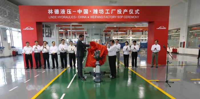Dr. Jörg Ulrich, CEO, Linde Hydraulics and Tan Xuguang, Chairman of Weichai Power (left to right) presenting the first finished production unit made at the Weifang plant.Photo by Linde Hydraulics