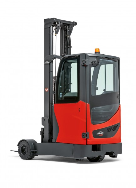 New reach truck models for both indoor and outdoor use equipped with large super-elastic tyres and featuring more ground clearance are now available from Linde Material Handling in the 1.4 to 2-tonne load category. Optionally they are available with a modular weather protectionPhoto by Linde Material Handling GmbH