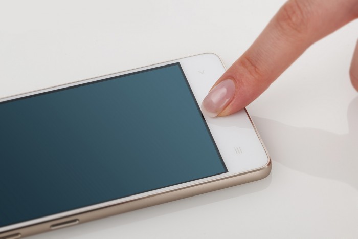 SCHOTT D263® T eco ultra-thin glass features in fingerprint sensors of smartphones. These sensors help to protect the end-consumer’s privacy while maintaining a high level of convenience for the users.Photo by SCHOTT AG