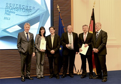 State Secretary Dr. Bernhard Heitzer (right) with Karl Schmauder (2nd from right) and Dr. Stefan Sepeur (3rd from right), managing director of NANO-X GmbH